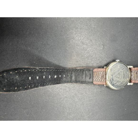 VTG Guess Mother of Pearl Dial Round Silver Tone Case Brown Leather Band Watch